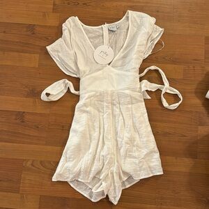 Princess Polly white romper brand new size 6